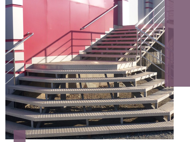 Лестницы для магазина в Новоалтайске — изготовление и монтаж