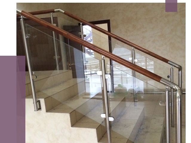 Комбинированные перила из металла и дерева в Новоалтайске