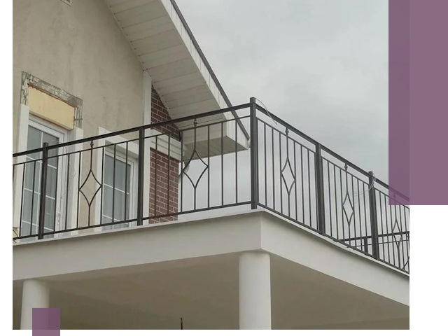 Изготовление балконных ограждений в Новоалтайске из металла и стекла